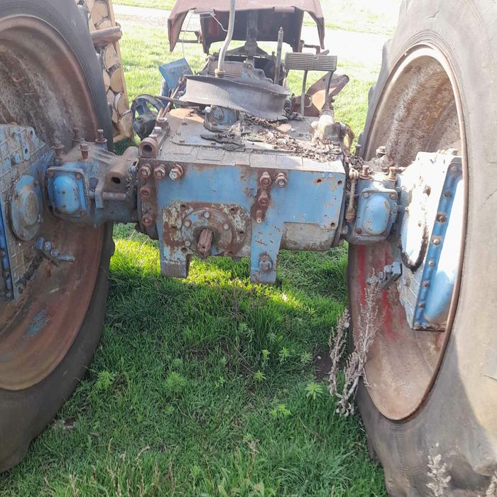 Продам запчастини на Т40