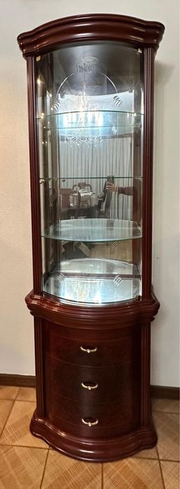 Vitrine em madeira com vidro curvo e iluminação interior