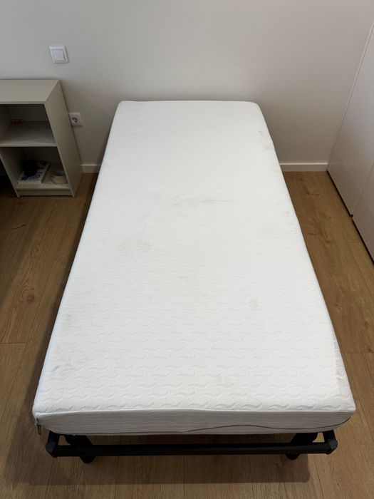 Vendo 2 Camas de solteiro completas, colchão e estrado