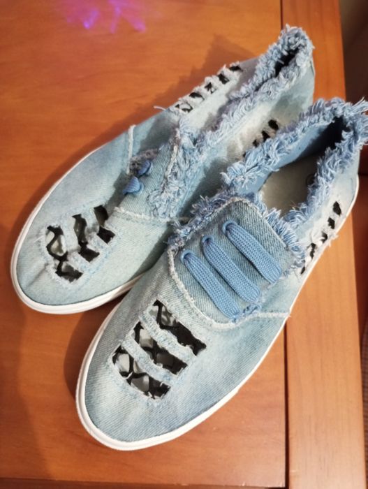 Sapatilhas em tom azul clarinho