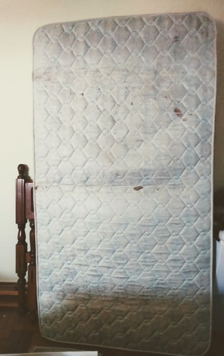 Cama e Colchão de Solteiro