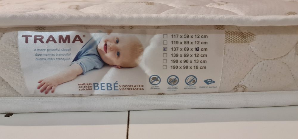 Colchão de criança com edredon, lençóis e capas
