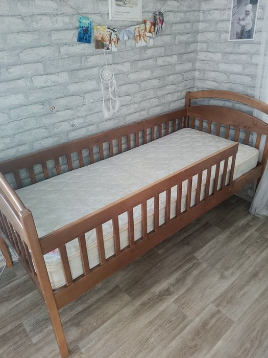 Двоярусне дитяче ліжко бу