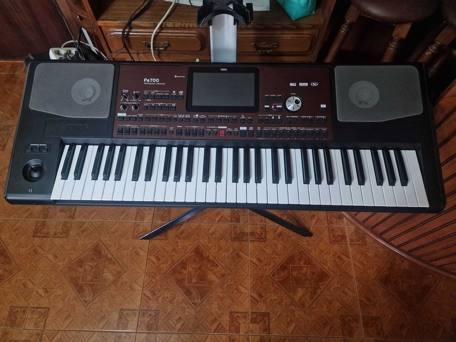 Teclado profissional Korg pa 700 + suporte 2 teclados + ritmos de vários estilos