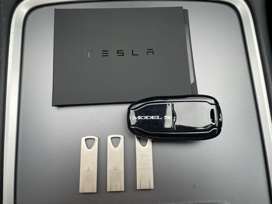 tesla model 3 ключ машинка - Купити автозапчастини - Ціна на OLX.ua