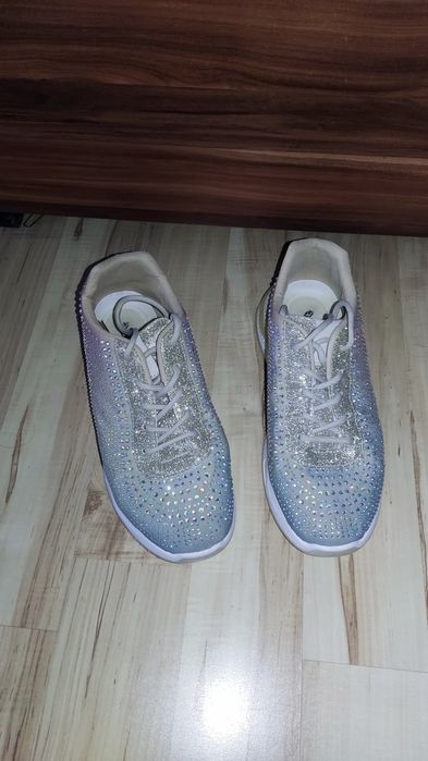 Buty z cyrkoniami