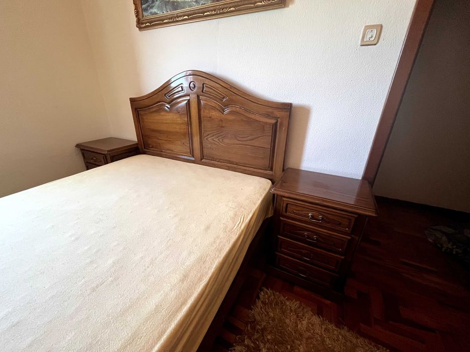 Cama para quarto com cómoda e mesas de cabeceira