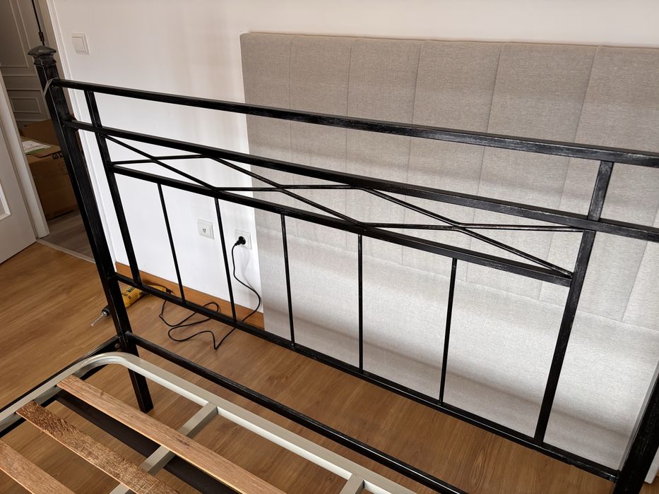 Cama em metal a imitar o ferro forjado
