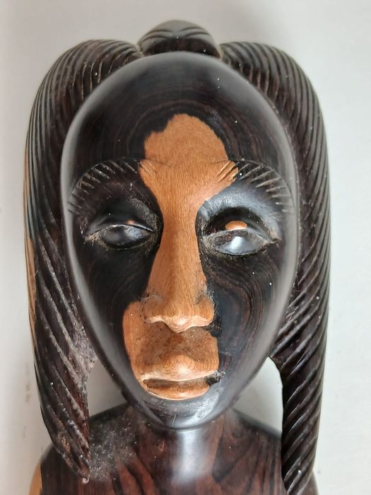 Estatueta africana de madeira