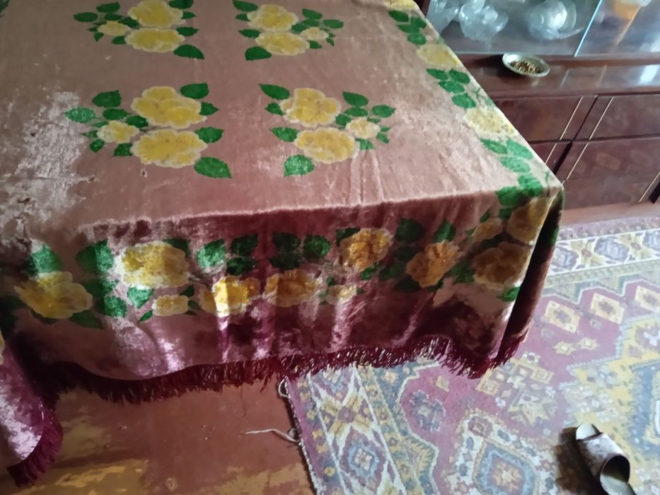 Скатерть бархатная б.у 2 м на 1.30 м