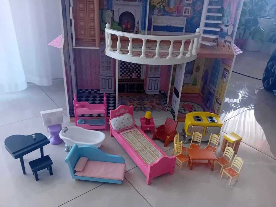 Duży drewniany domek z meblami firmy KidKraft dla lalek Barbie