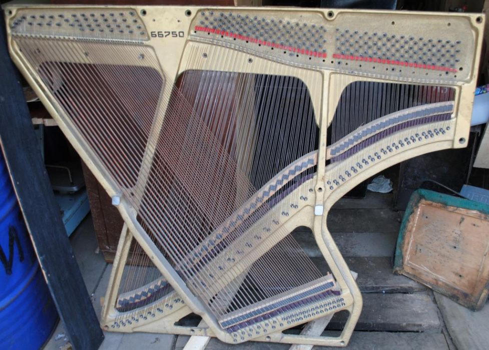 Декор на стену в караоке бар станина (под бронзу) 140*112, струны медь