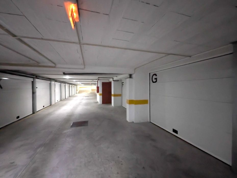 Arrendamento de garagem na Rua Dona Glória de Castro, 43