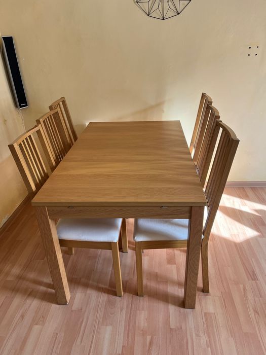 Stół do salonu z krzesłami