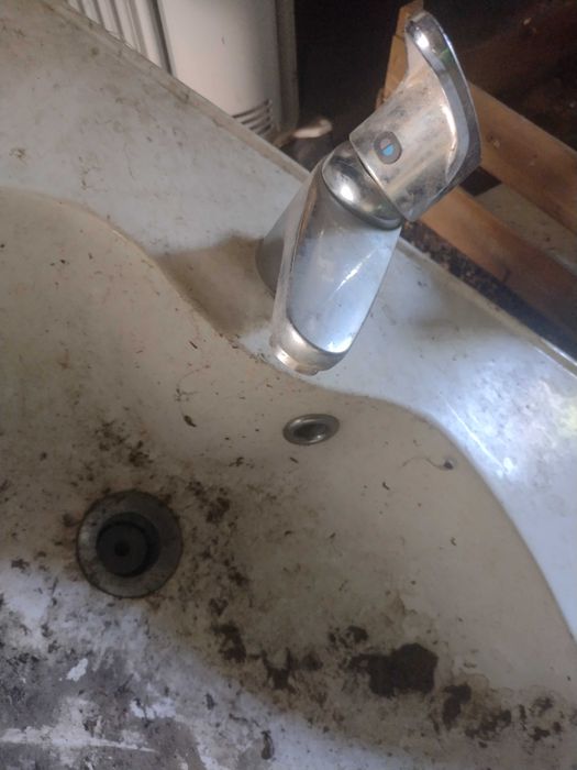 Cuba de banheiro com torneira