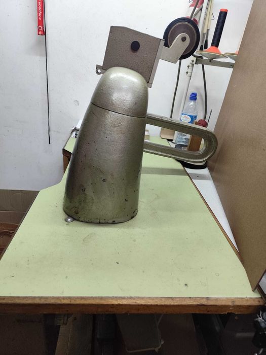 Maquina de Bater Costuras e Meter Fita Industrial Pneumatica