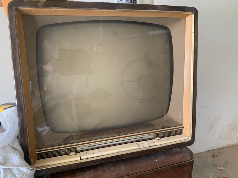 Televisão antiga a funcionar