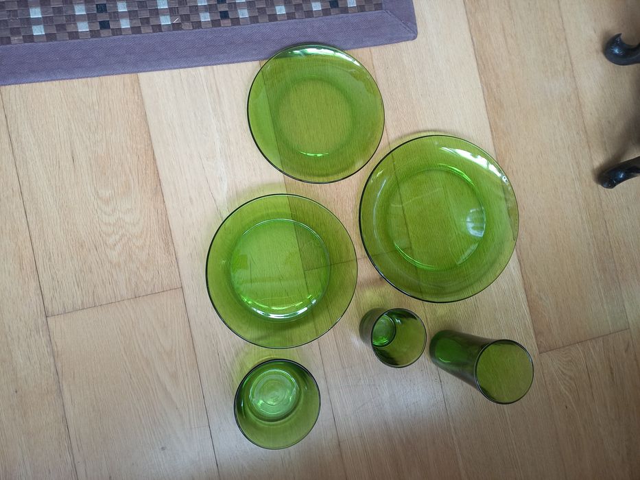 Serviço de jantar em vidro verde