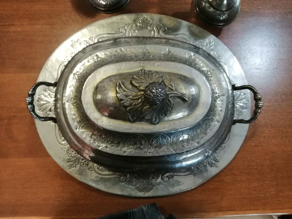 Terrina e castiçais em estanho