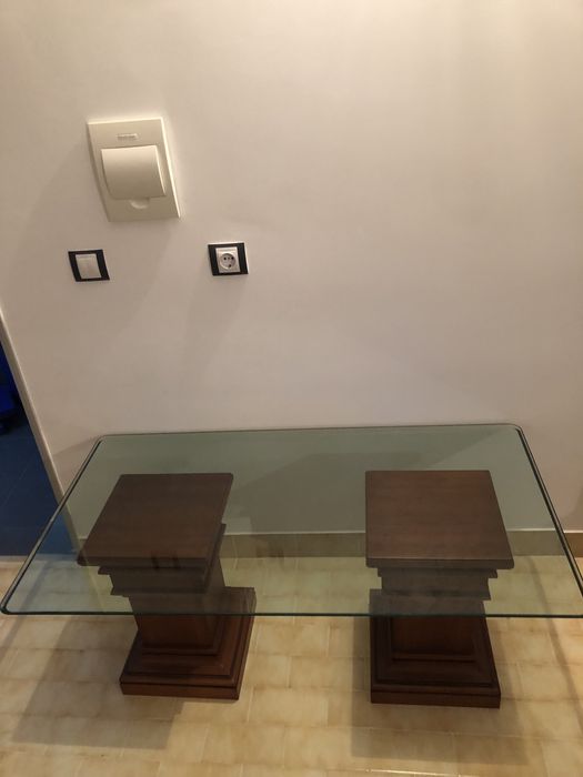 Mesa com tampo de vidro e pés em cerejeira