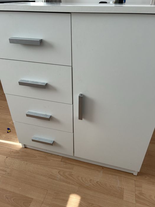 Biała komoda w dobrym stanie