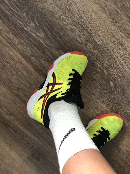 Продам волейбольні кросівки асіки