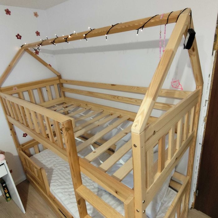 Łóżko piętrowe domek
