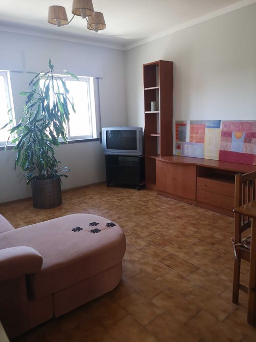 Apartamento T2 mobilado em moradia,com entrada privativa, cozinha equipada.