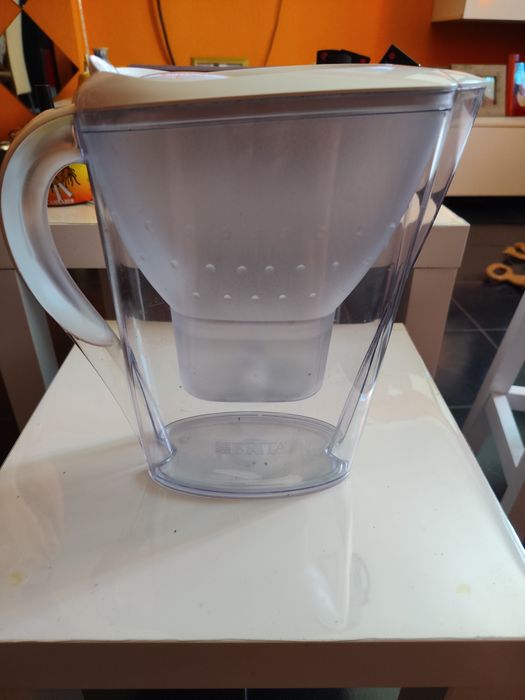 Faca elétrica flama e jarro de água brita