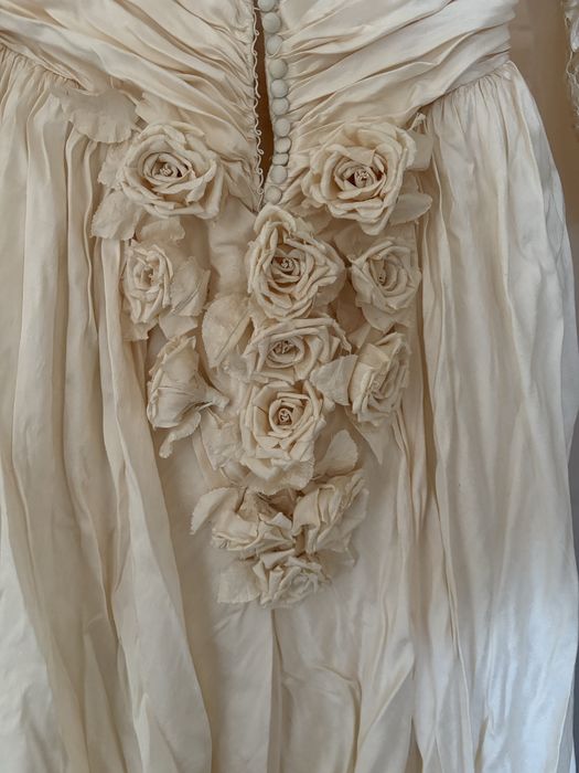 Vestido de noiva com cauda e veu curto