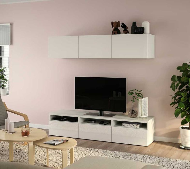 Móvel de TV IKEA branco com arrumação