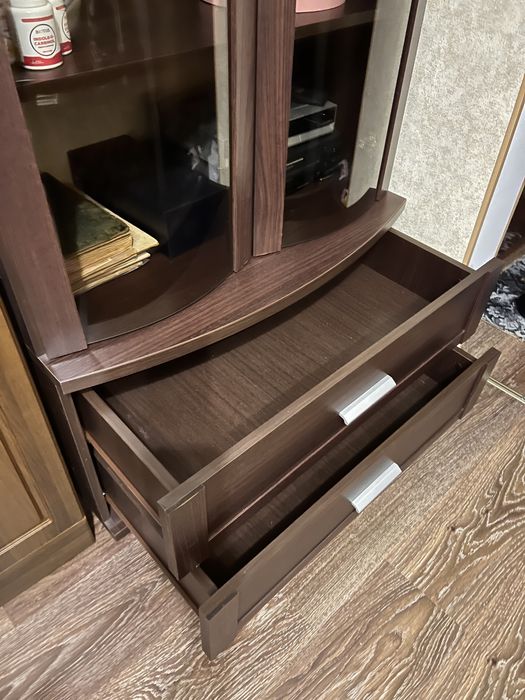 Шафа з радіусними стеклами