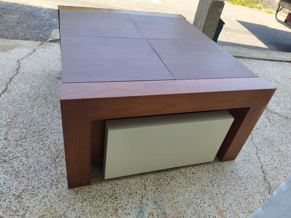 Mesa de centro com gavetas