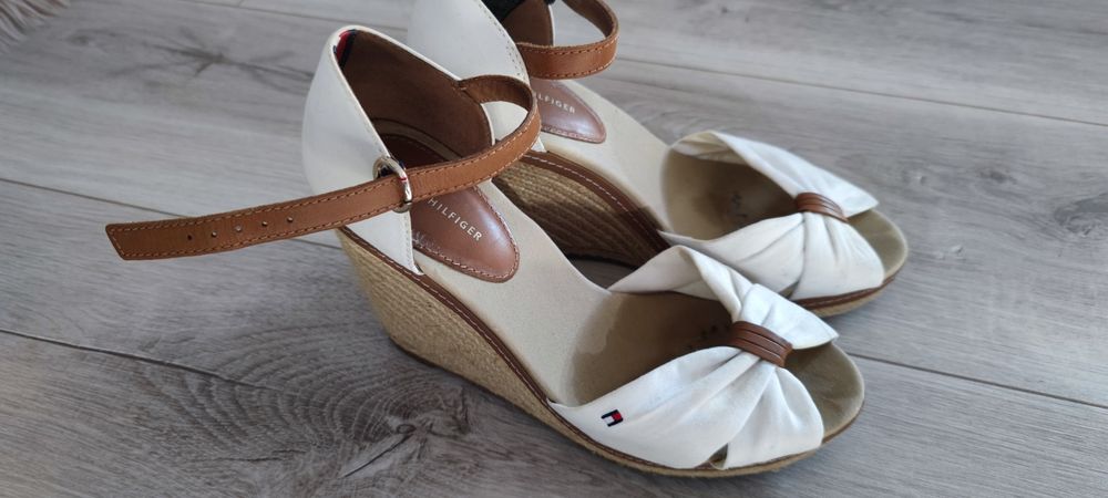 Sandały Tommy Hilfiger na koturnie z zapięciem wokół kostki 38