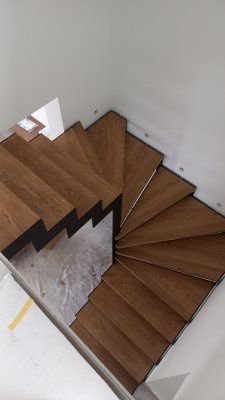 Сходи з дерева на метало каркасі