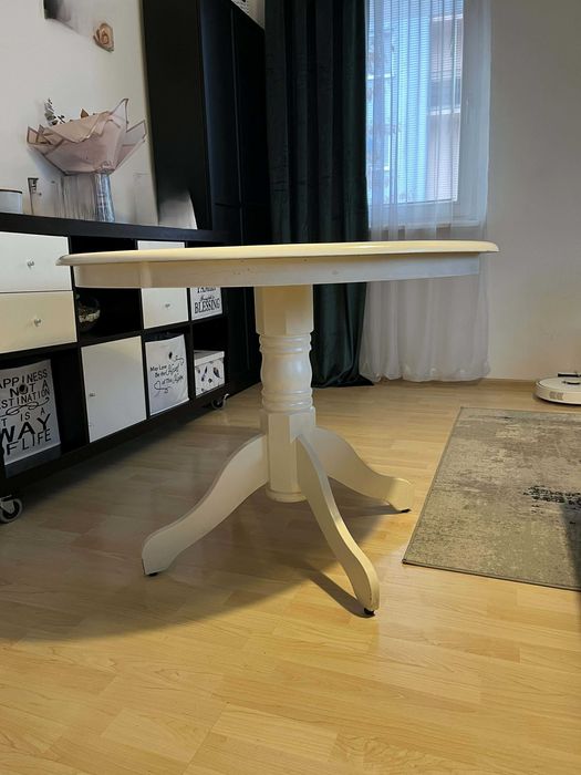 okrągły drewniany stół