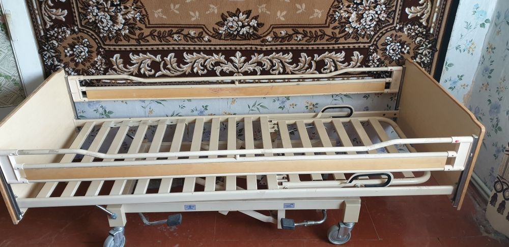 Медичне  ліжко для лежачих людей полегшує догляд