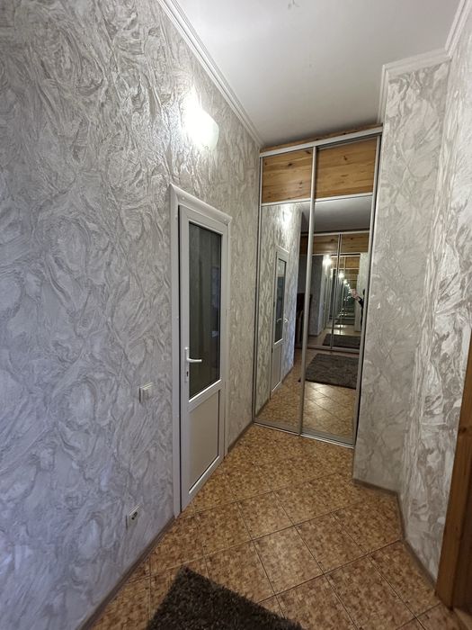 Здається тепла однокімнатна квартира ! метро Чернігівська!