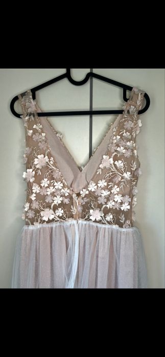 Tiulowa sukienka z kwiatami