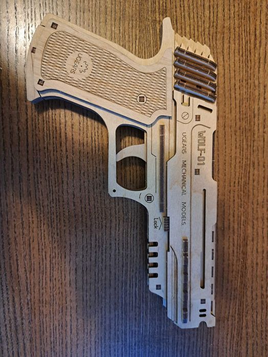 Пістолет дерев'яний, що стріляє канцелярськими гумками