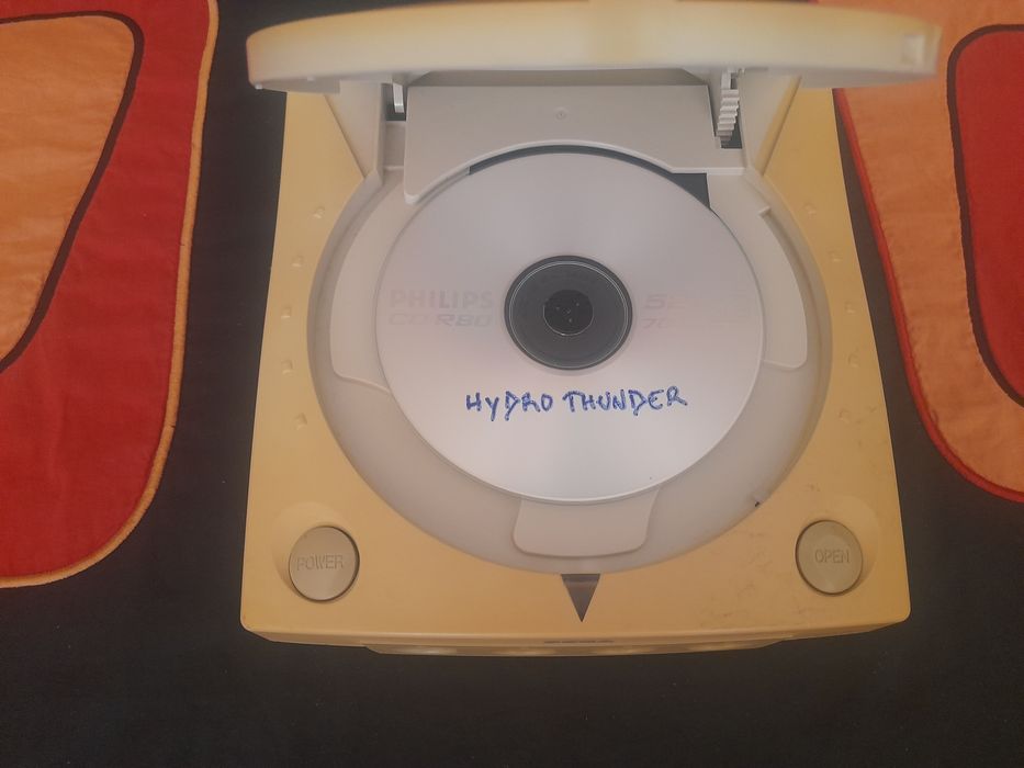 Dreamcast japonesa (60Hz) c/ fonte RetroPSU externa (europeia)