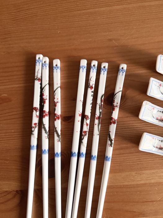 Ceramiczne pałeczki do sushi 7 sztuk + 4 podstawki