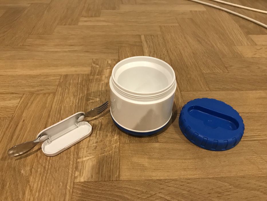 Pojemnik Pecoware niebieski na przekąski ze składaną łyżką i widelcem