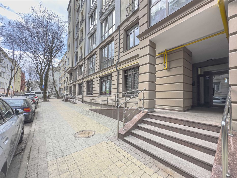 Оренда приміщення,фасадний вхід, 252 м.кв.,вул. Кокорудзи (Антоновича)