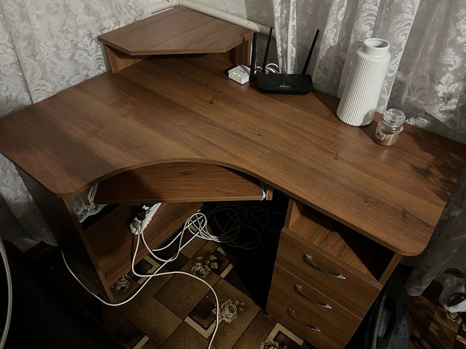 Компʼютерний стіл