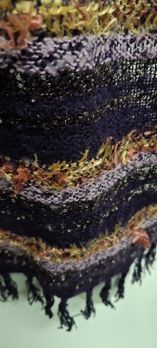 Cachecol em lã. Usado. Cor roxo