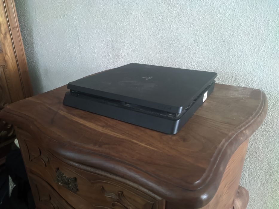 Ps4  1 tb mais 21 jogos e 2 comandos.