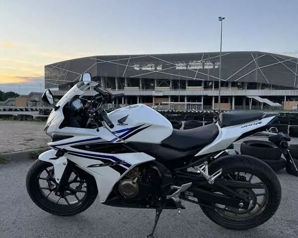 Мото Honda CBR 400R