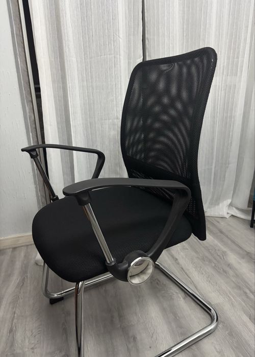 Vendo cadeira de escritório/secretária preta, em bom estado.