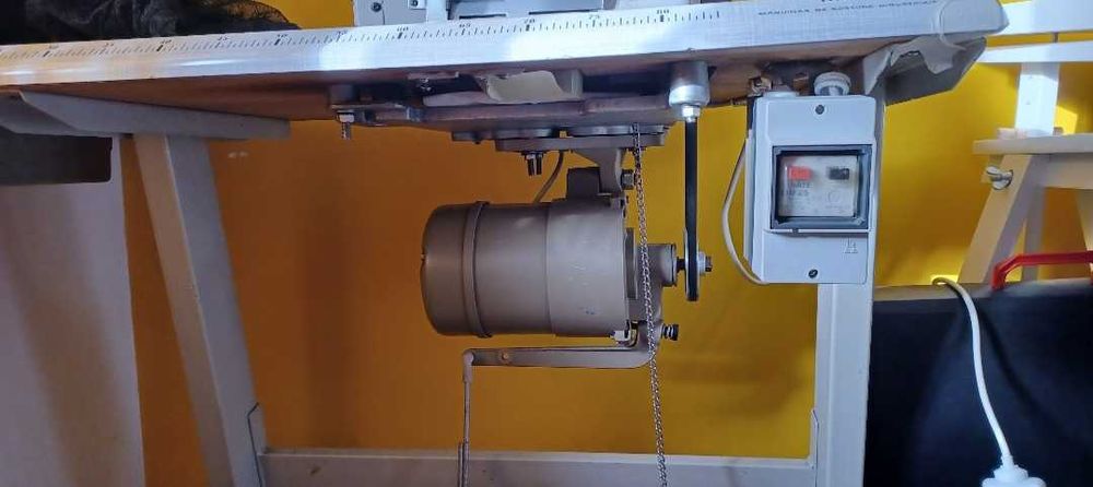 Maquina de Costura  Corta e Coze